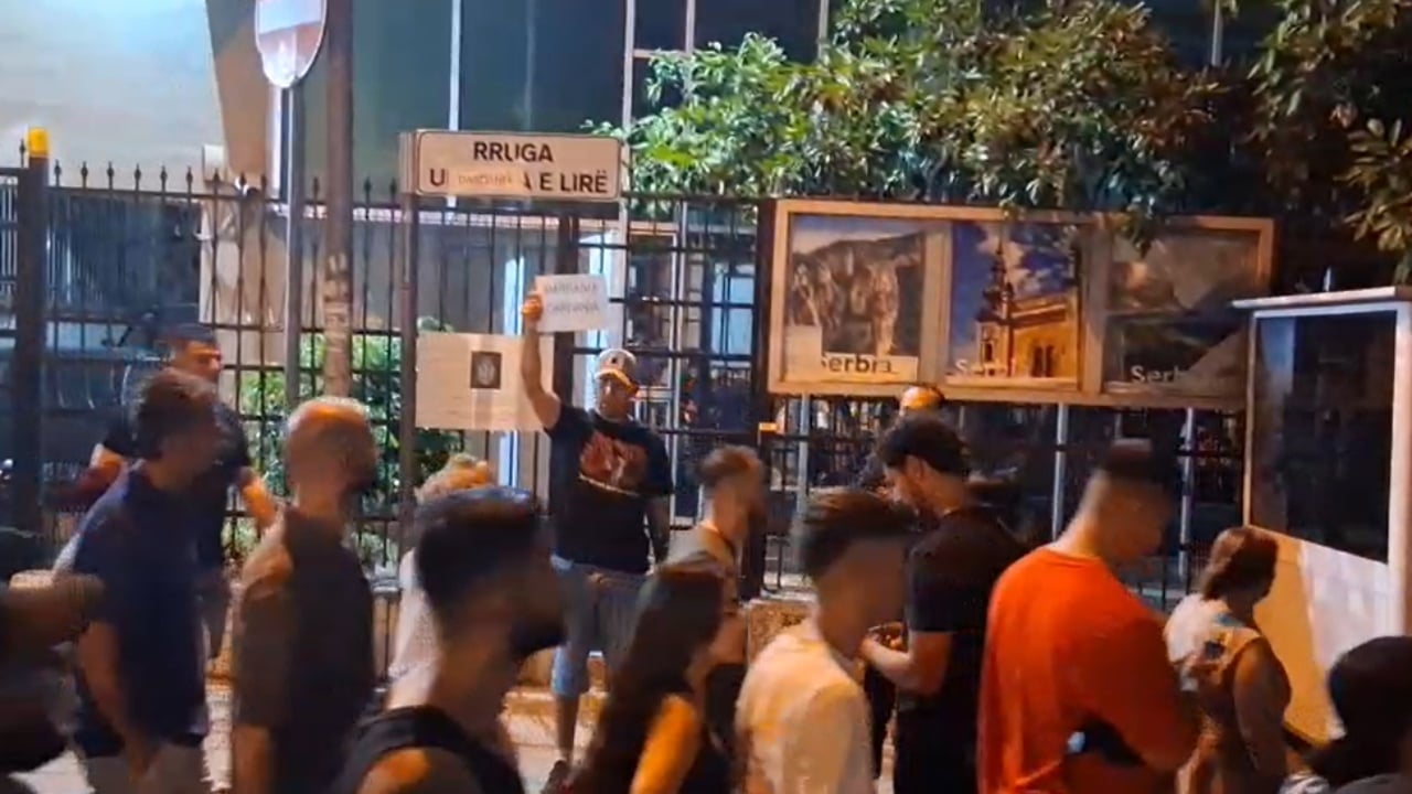 Video/ Tubimi zhvendoset para ambasadës serbe dhe asaj ukrainase, protestuesit thirrje jashtë godinave: UÇK, UÇK