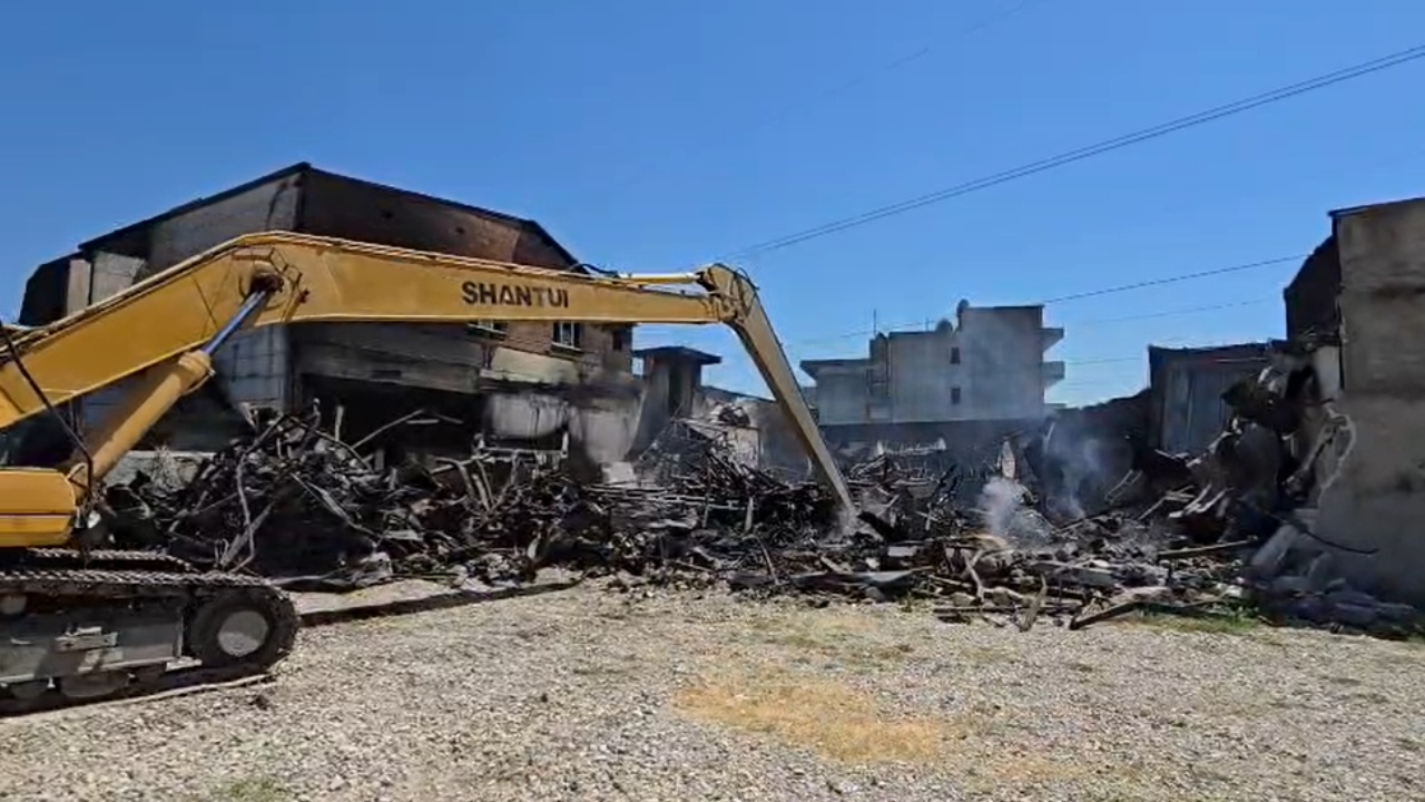 Zjarri në Shkozet, tymi toksik vijon të përhapet/ Banorët thirrje: Kemi lëvizur fëmijët nga shtëpia, të merren masa
