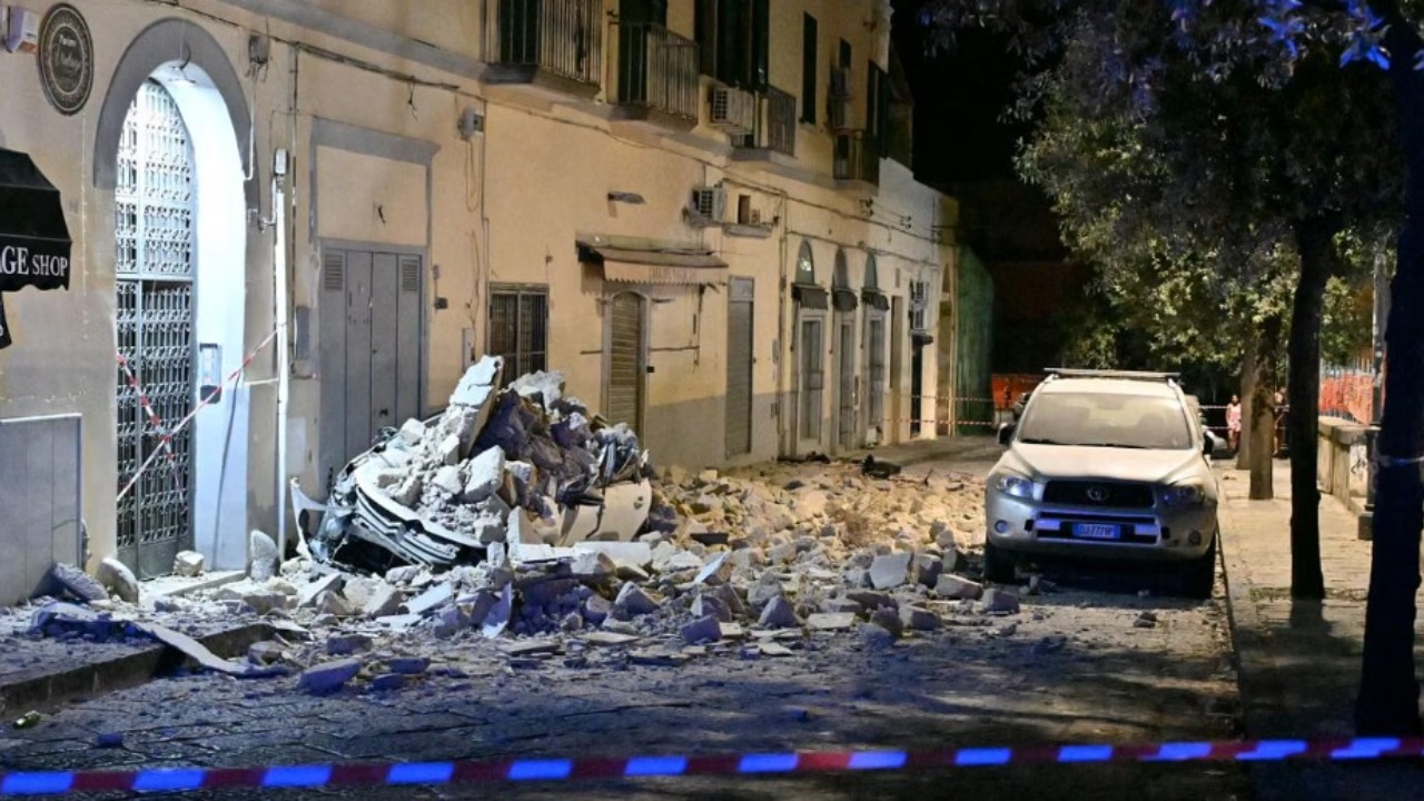 momente-paniku-ne-napoli-lekundje-te-forta-sizmike-godasin-qytetin-ne-mbremje-banoret-dalin-ne-rruge-pezullohet-transporti