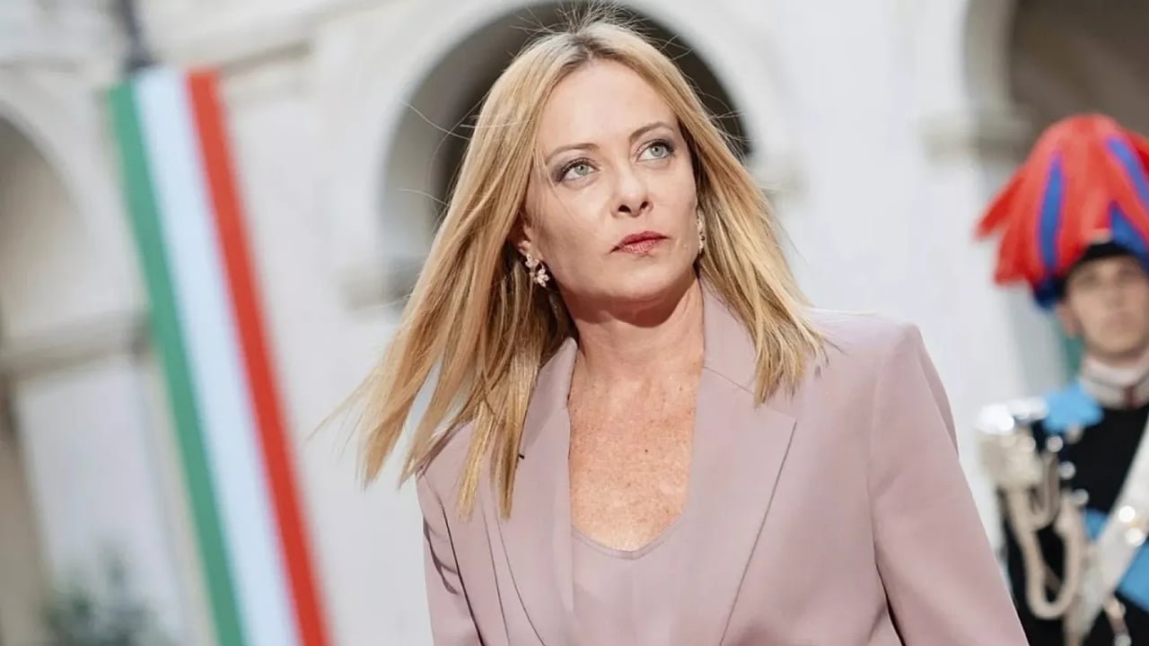 Giorgia Meloni ndryshon stilin, pse kryeministrja italiane kaloi nga ngjyrat e errëta te pastel
