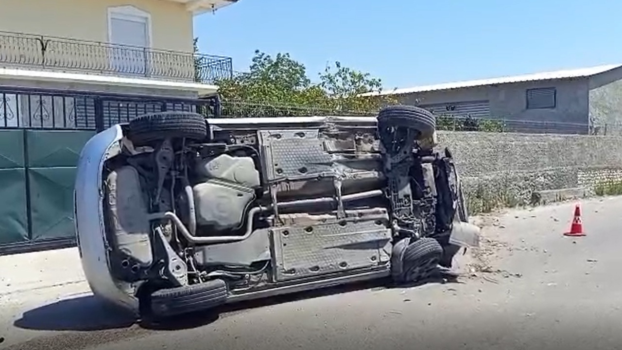 Aksident i rëndë në Lushnje  Automjeti përplaset me barrierat mbrojtëse dhe rrotullohet disa herë në rrugë  përfundon në spital drejtuesja e mjetit