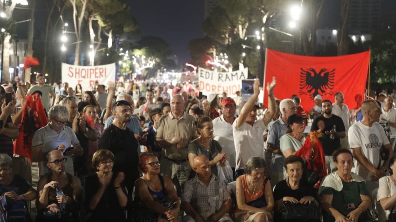 Dita e 90 e tubimit, protestuesit vijojnë thirrjet përpara Kryeministrisë: Arrestuan dy persona, kishin vezë e domate