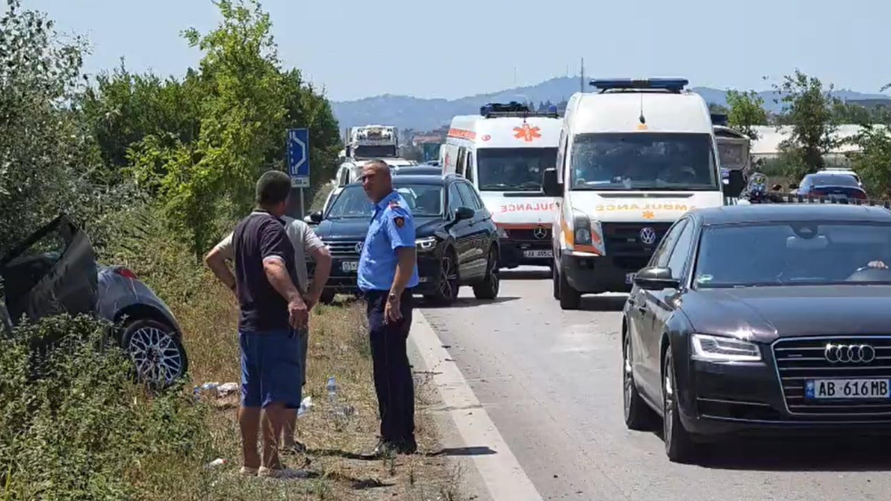 aksident-i-frikshem-ne-aksin-fier-lushnje-makinat-perplasen-me-njera-tjetren-dhe-perfundojne-ne-kanal-plagosen-kater-persona