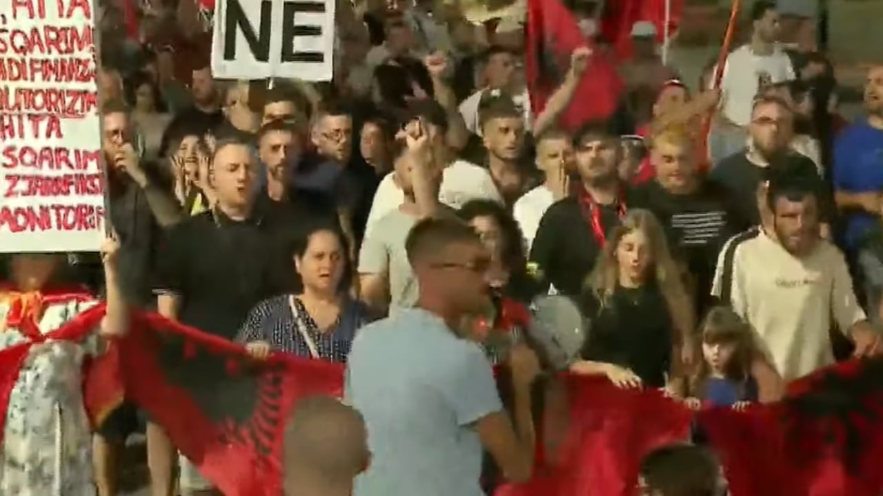 protesta-hyn-ne-diten-e-65-te-marshim-drejt-kryeministrise-nje-protestues-humbi-ndjenjat