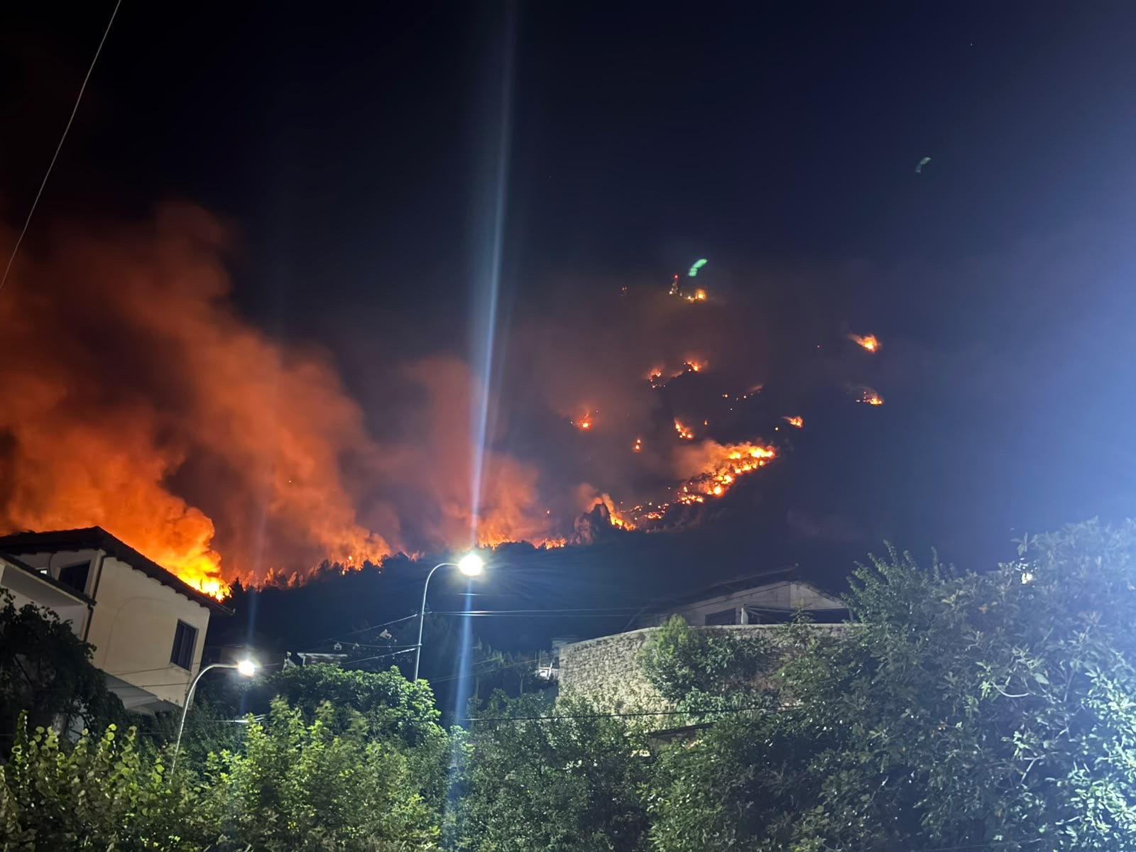 Zjarri në Krujë merr përmasa të frikshme  flakët po rrezikojnë banorët dhe shtëpitë  kërkohet ndërhyrje emergjente dhe evakuim