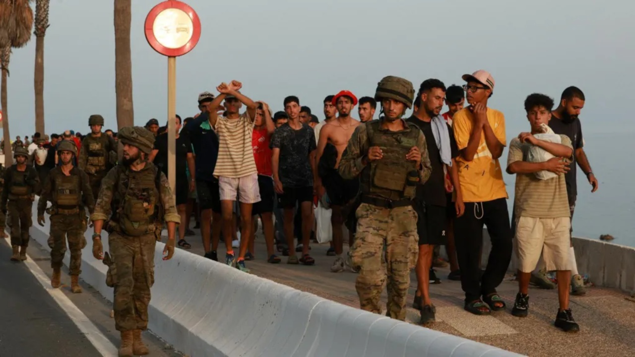 Analiza nga BBC: Si kriza e emigrantëve në Spanjë krijoi një stuhi politike, e nxitur nga mediat sociale