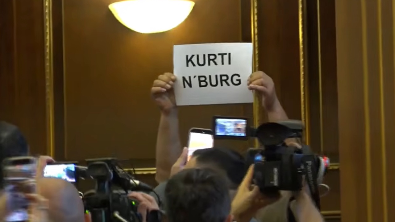  Kurti n burg   Protesta në Kuvendin e Kosovës  pankarta e emigrantit njësoj si ato në tubimet e Tiranës