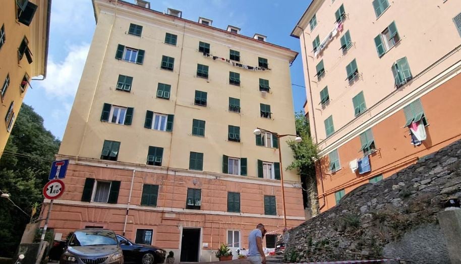 Ngjarje e rëndë në Itali  26 vjeçari godet motrën me thikë  autori humb jetën pasi bie nga dritarja e banesës