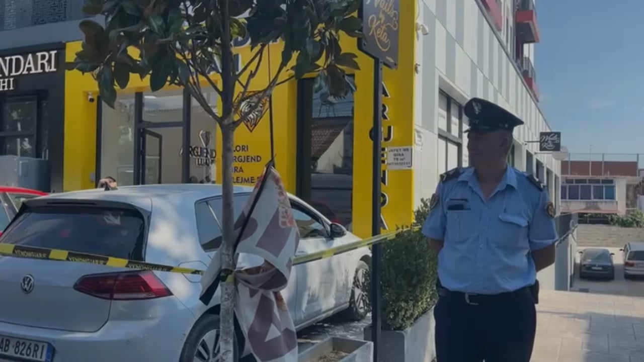 Grabitja me armë në argjendarinë në Paskuqan  Autorët u futën në biznes me kallashnikov  kërcënuan dy punonjëset që ndodheshin brenda