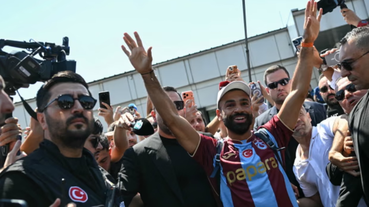 Video/ “Faraoni” mbërrin në Turqi, Mo Salah pritet si hero nga tifozët e Trabzonsporit pasi zbret nga avioni