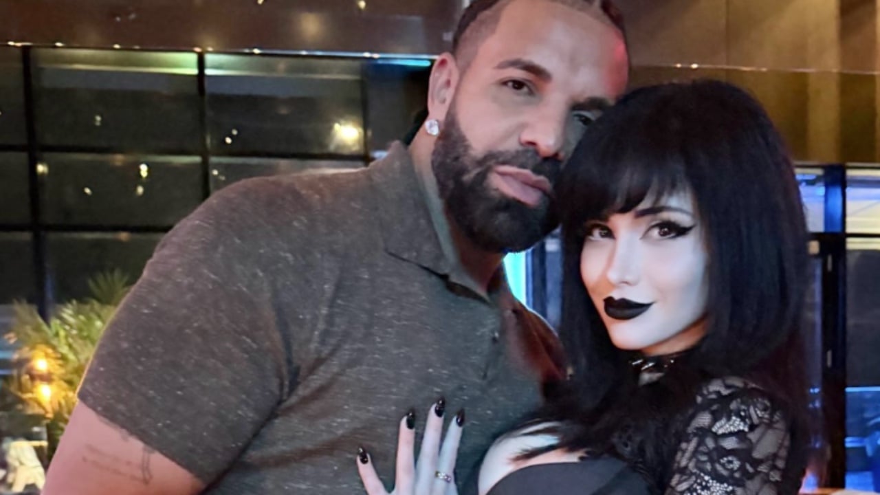Video/ “Do bëj çdo gjë që më kërkon”, Drake i habit të gjithë, reperi i njohur leh si qen për ‘dashurinë e jetës’