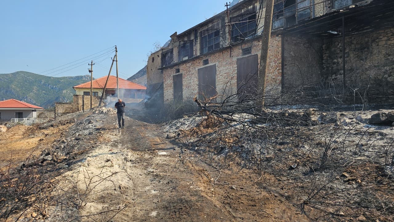 Zjarri në Krujë  një lagjet mbetet pa energji pas dëmtimit të linjës së tensionit të lartë  vijon ndërhyrja me helikopterë