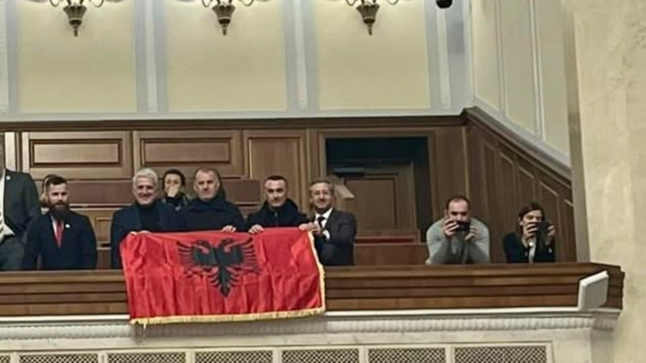 Deklaratat e Zelenskyt në Beograd kundër pavarësisë së Kosovës, Majko nxjerr foton me flamurin kuqezi në parlamentin ukrainas: Aleanca nuk përcaktohet nga…