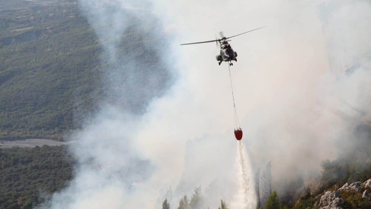Zjarri në Abazë të Krujës, ndërhyrje intensive nga ajri me 3 helikopterë të Forcës Ajrore