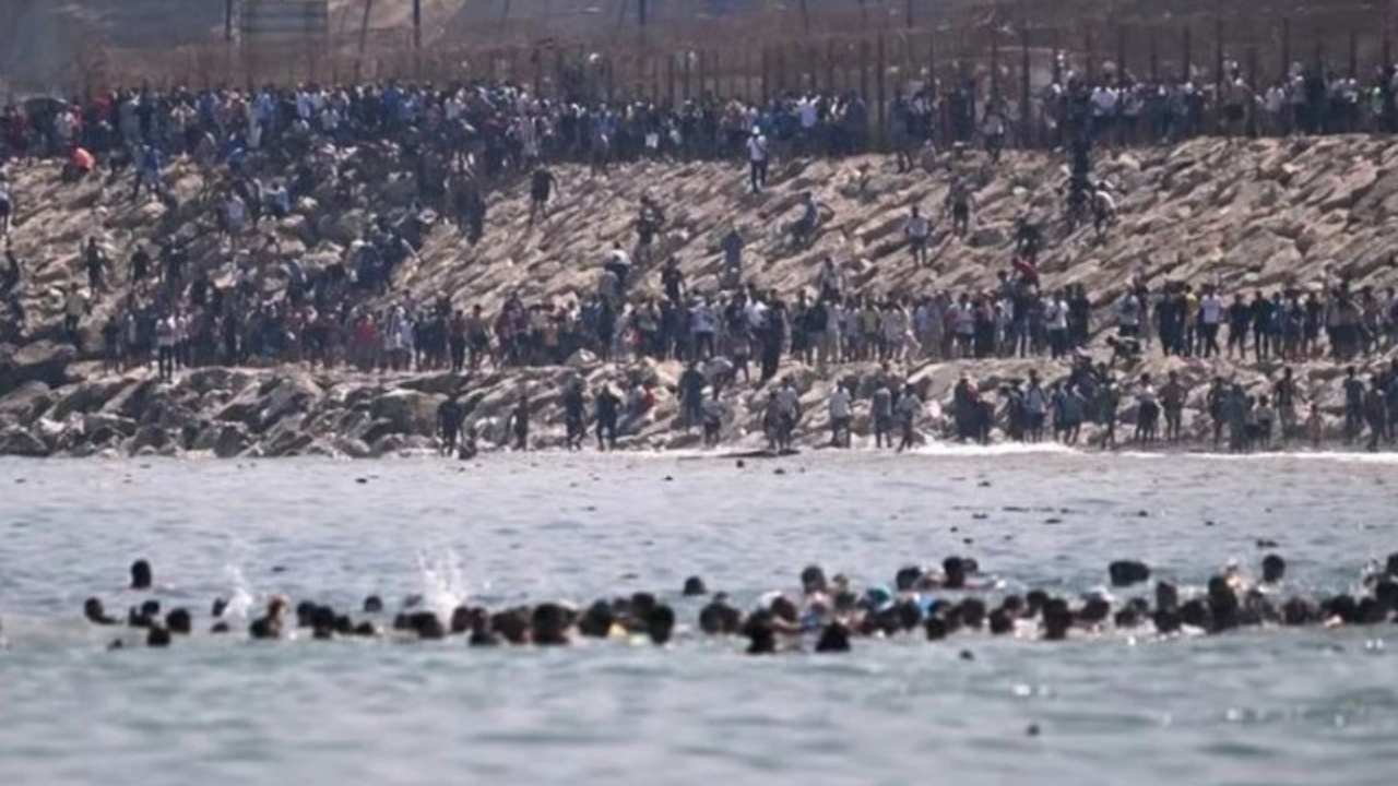 Ceuta po përjeton një nga krizat më të rënda humanitare, futja e 72,000 emigrantëve në dy ditë kthehet në fushëbetejë të politikës së brendshme të Spanjës