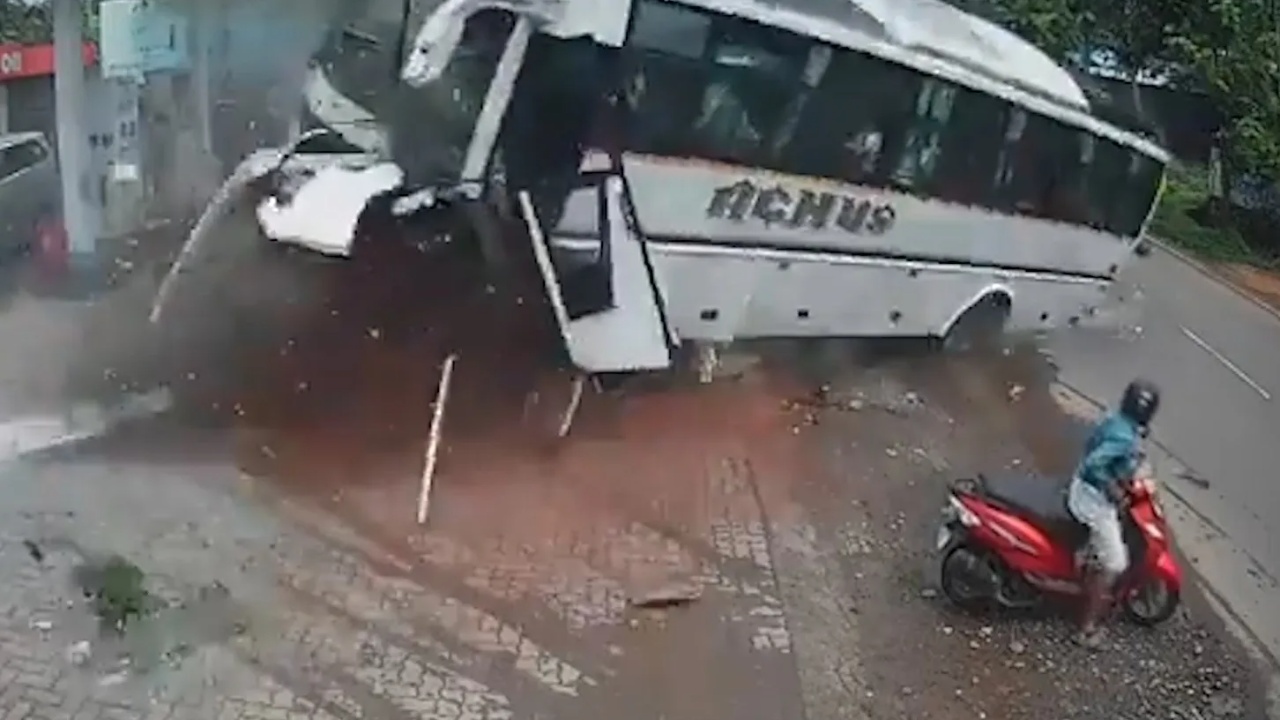 Video  Pamje të frikshme nga India  autobusi me 35 dasmorë del nga rruga dhe përplaset në një pikë karburanti