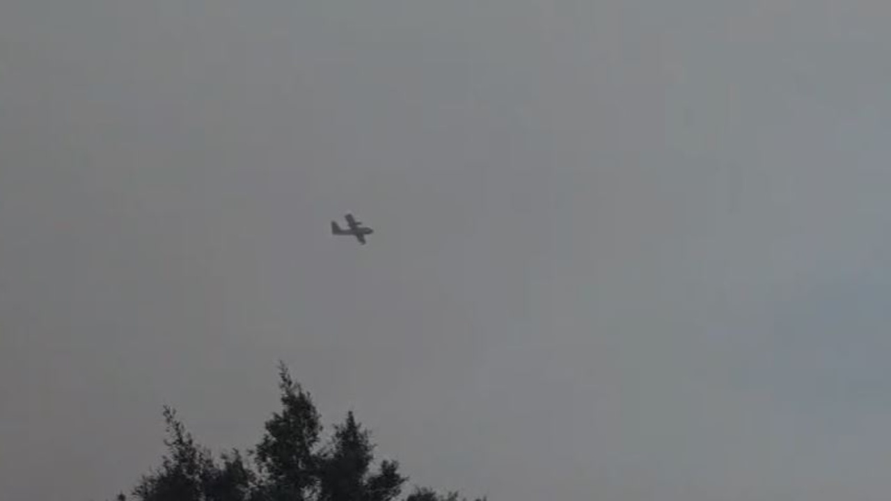 zjarri-ne-greqi-perplasen-dy-avione-qe-hidhnin-uje-drejt-flakeve-detajet-e-para