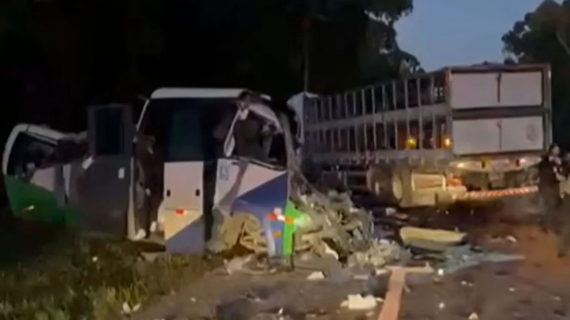 Aksident tragjik në Brazil  kamioni dhe autobusi përplasen kokë më kokë  humbin jetën 21 persona