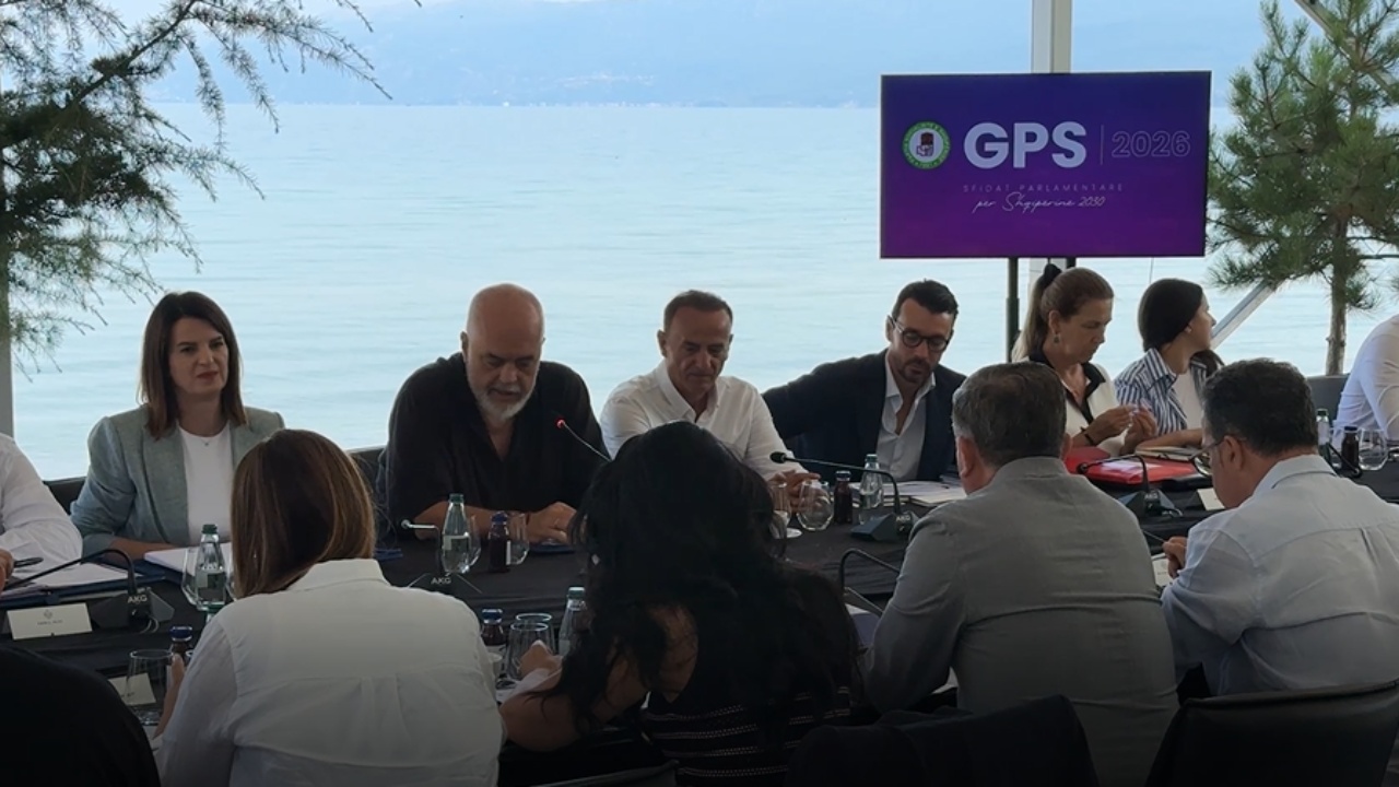 Takimi me drejtuesit e qarqeve dhe kryetarët e komisioneve në Pogradec  Zbardhen diskutimet dhe porositë e kryeministrit Rama