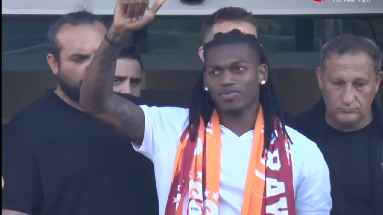 rafael-leão-mberrin-ne-stamboll-pritje-madheshtore-nga-tifozet-e-galatasaray