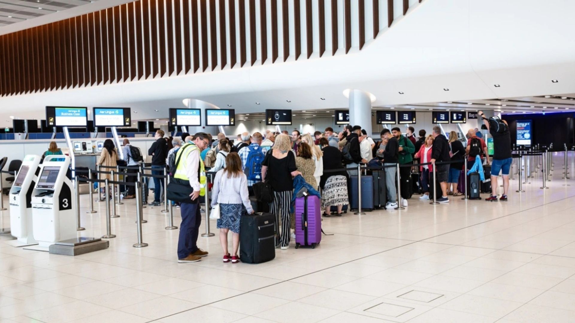 Sulm kibernetik në tre aeroporte angleze, vidhen të dhënat personale të 8.7 milionë pasagjerëve