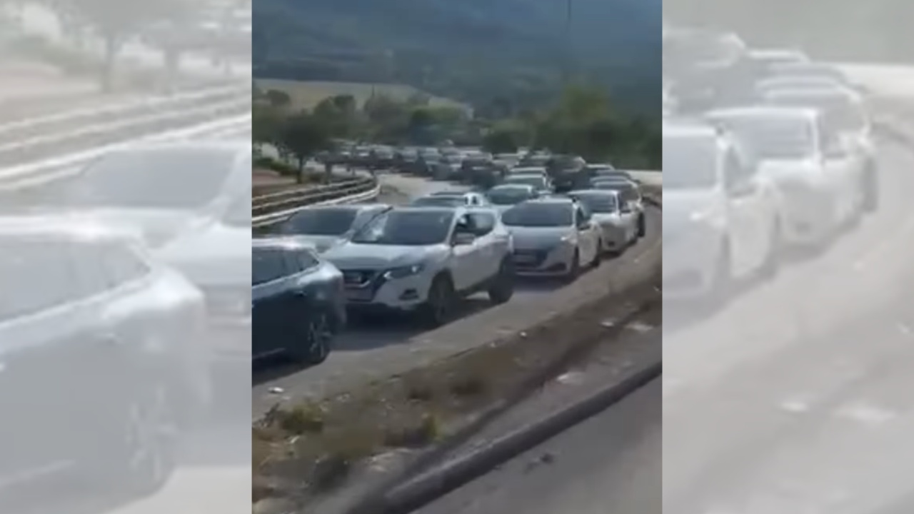 Video/ Situatë e rënduar në Kakavijë, radhë e gjatë kilometrike nga makinat që duan të kalojnë në Shqipëri