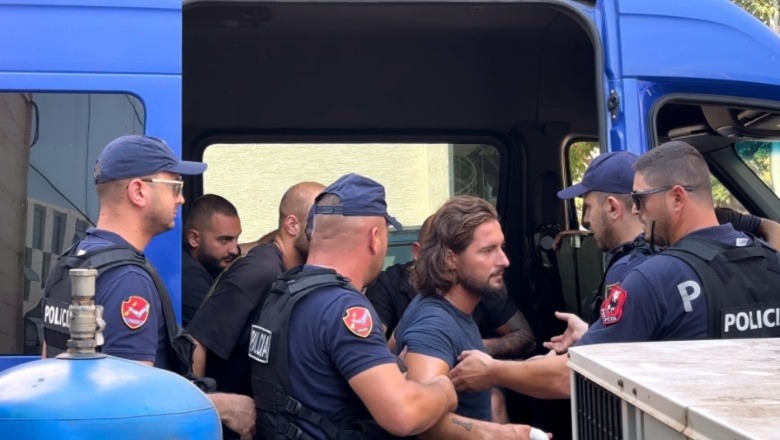  Sokrat  jemi këtu o shpirt   Autori i vrasjes së portugezit i rrethuar nga policia  familjarët  shpërthejnë  kur mbërrin në gjykatë