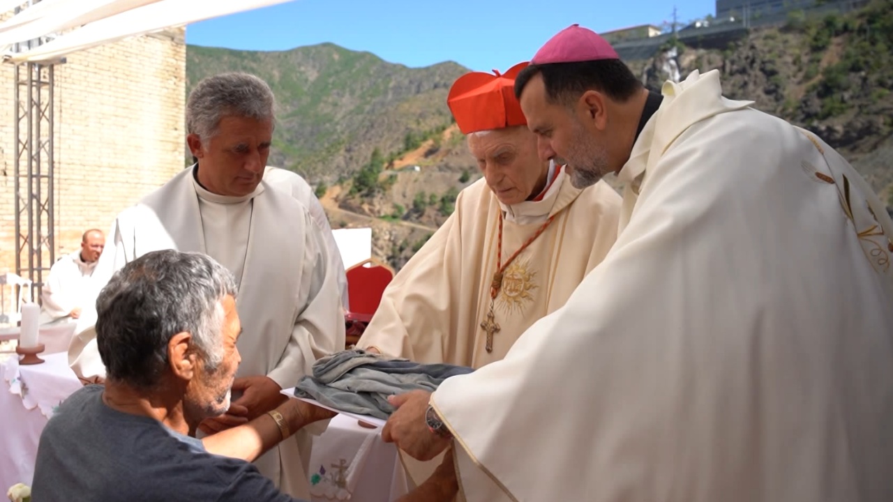 Meshë në Spaç me bekimin e Papës/ Kardinali Ernest Simoni kthehet me një mesazh në burgun ku vuajti dënimin: Katër njerëz më vunë hekurat dhe më dënuan me vdekje…