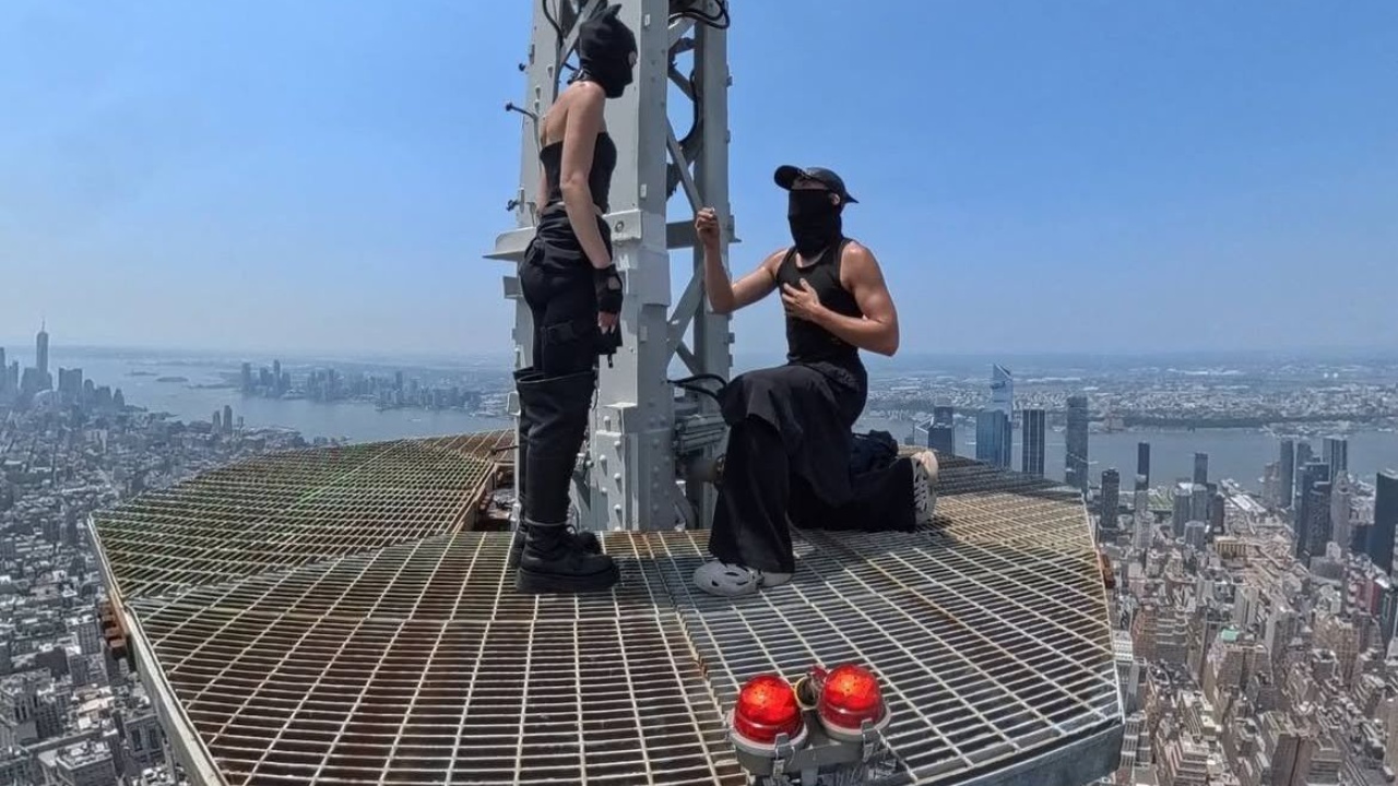 U ngjitën në majën e Empire State në Nju Jork/ Mes puthjeve dhe përqafimeve, çifti i famshëm del para gjykatës, zbardhen akuzat