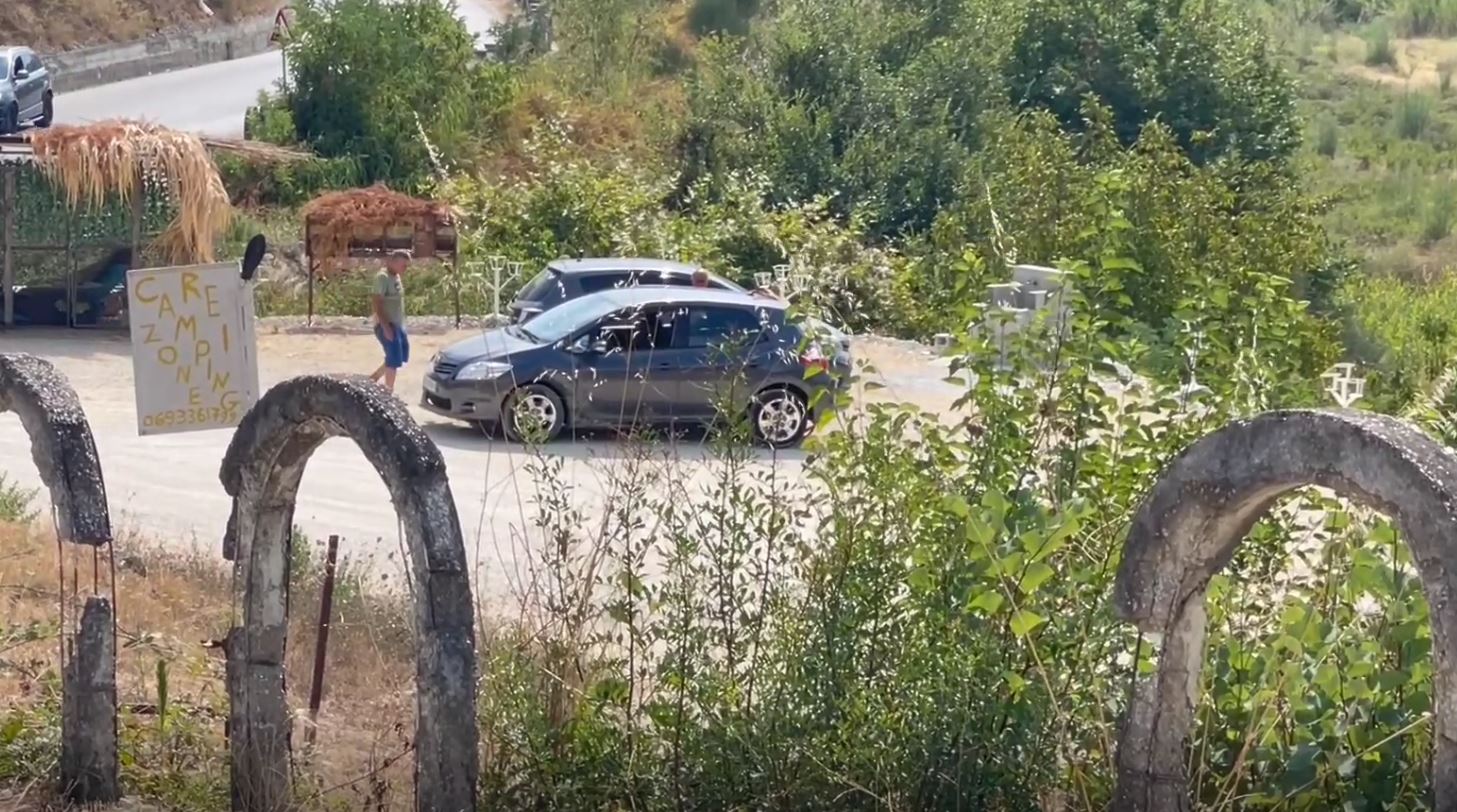 Aksident i rëndë në Poliçan, shoferja humb kontrollin e drejtimit dhe mjeti del nga rruga, plagosen 3 anëtarë të së njëjtës familje