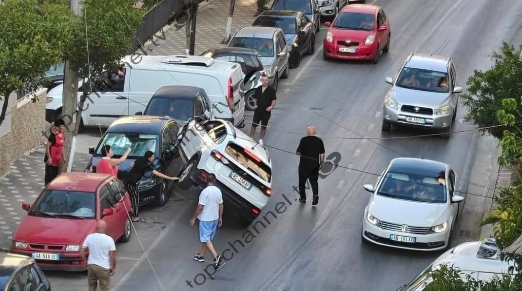 Aksident i trefishtë në Sarandë, turisti humb kontrollin e mjetit dhe përplas makinat e parkuara