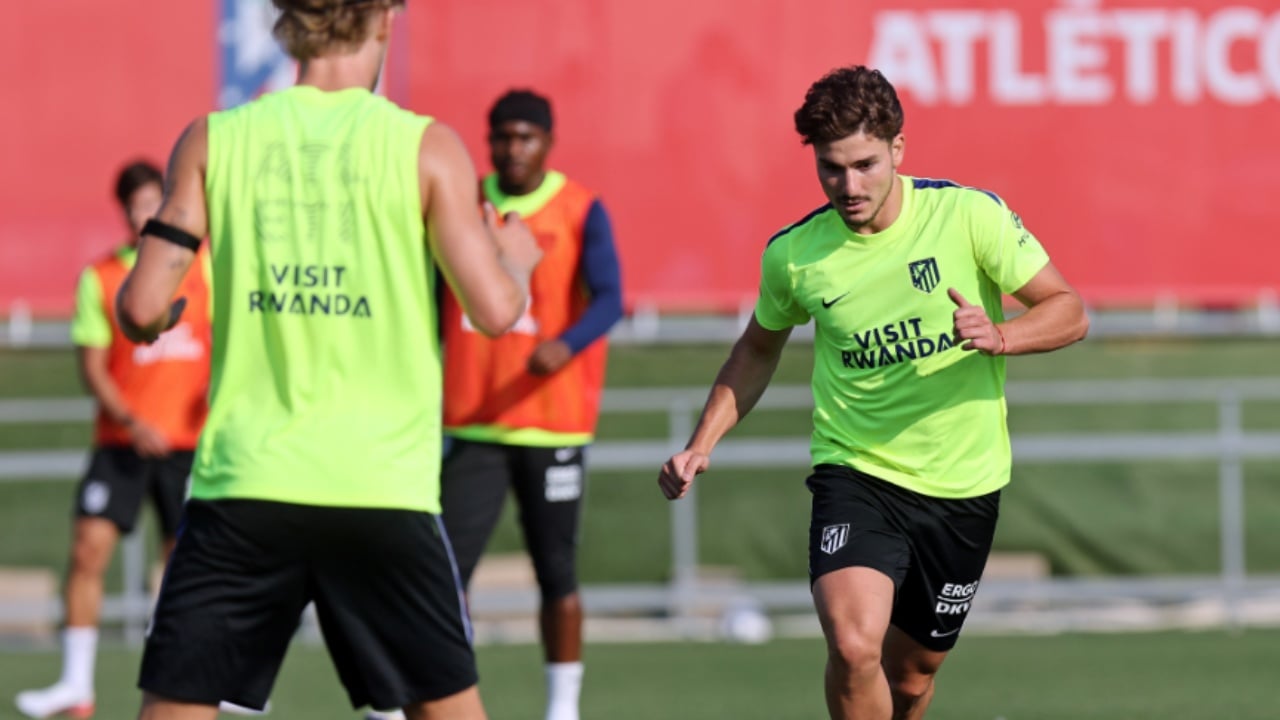 Julian Alvarez rikthehet në stërvitje me Atletico Madrid, por tensioni për të ardhmen vazhdon