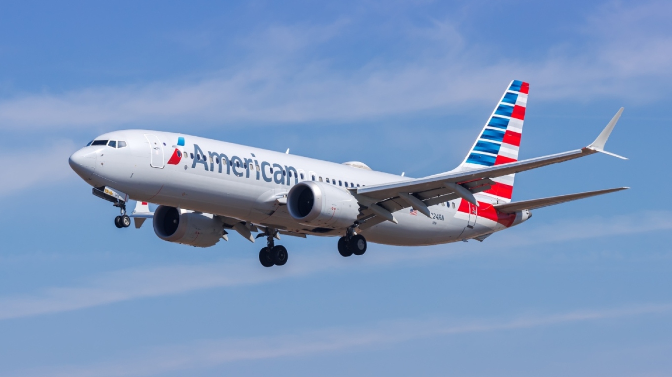 Flakët përfshijnë laptopin në kabinën e avionit të American Airlines  piloti kërkon ndërprerjen e fluturimit