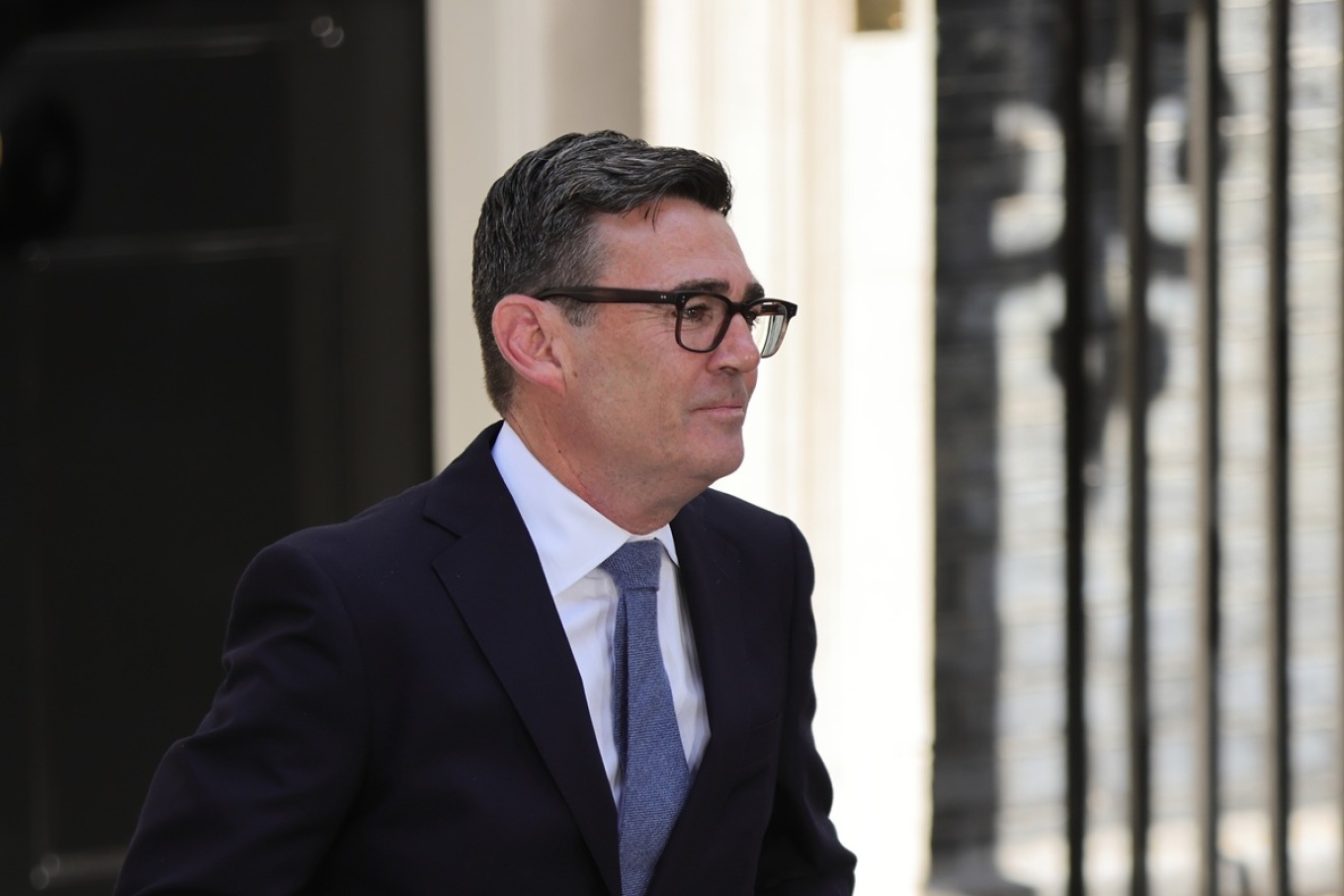 Harry dhe Meghan kthehen në Britani  kryeministri Andy Burnham  Siguria e tyre është  çështje private 
