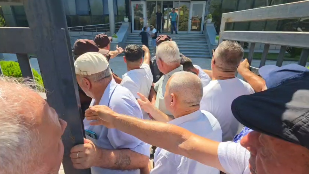 Tensionohet protesta në Patos Marinëz  banorët përplasen me rojet e  Bankers Petroleum   kërkojnë përgjigje për tokat