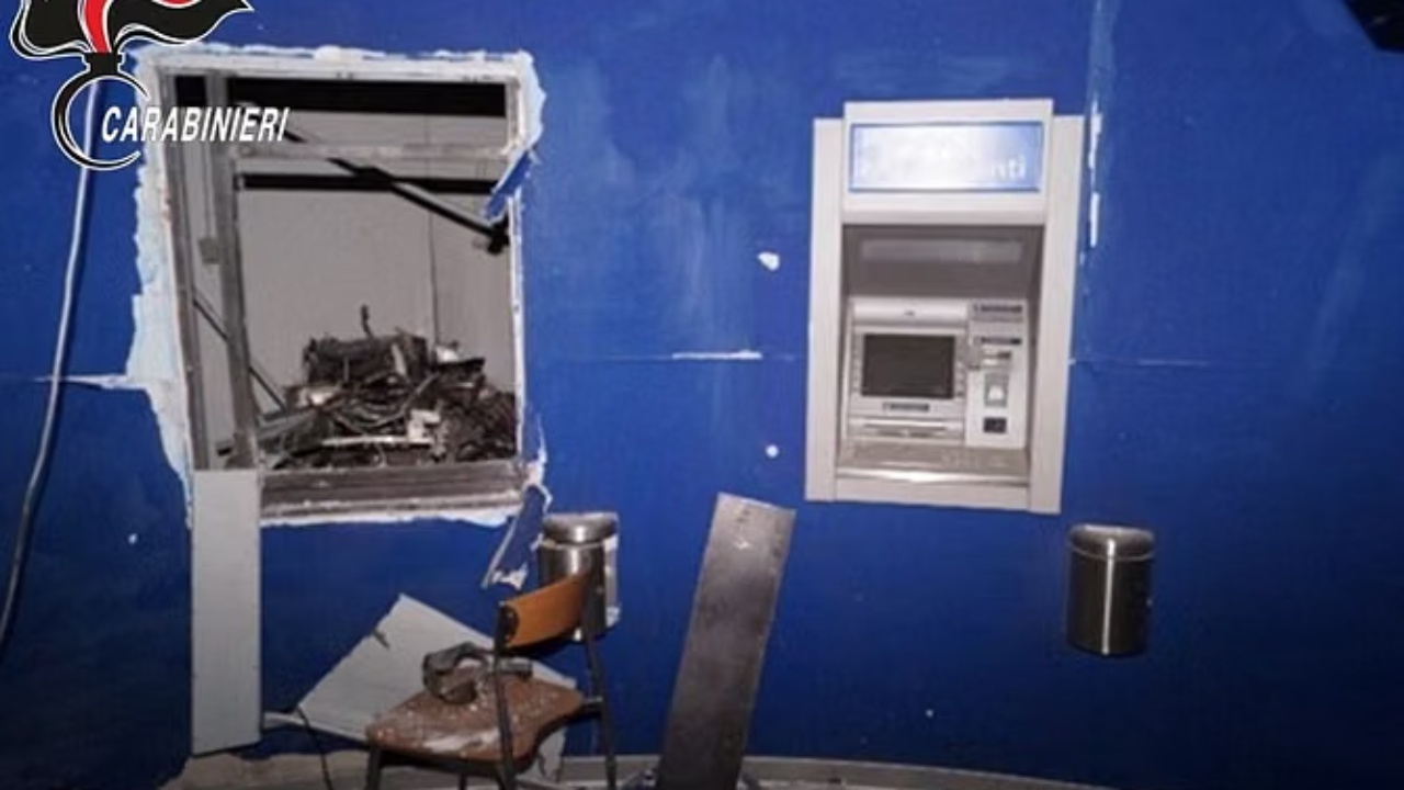 Shpërthenin bankomatet me tritol dhe merrnin paratë, arrestohen 7 pjesëtarë një bande grabitësish në Itali