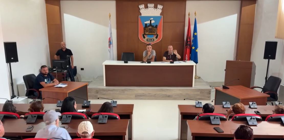 Bashkia Maliq kundërshton propozimin për bashkimin me Korçën  ja si votuan këshilltarët
