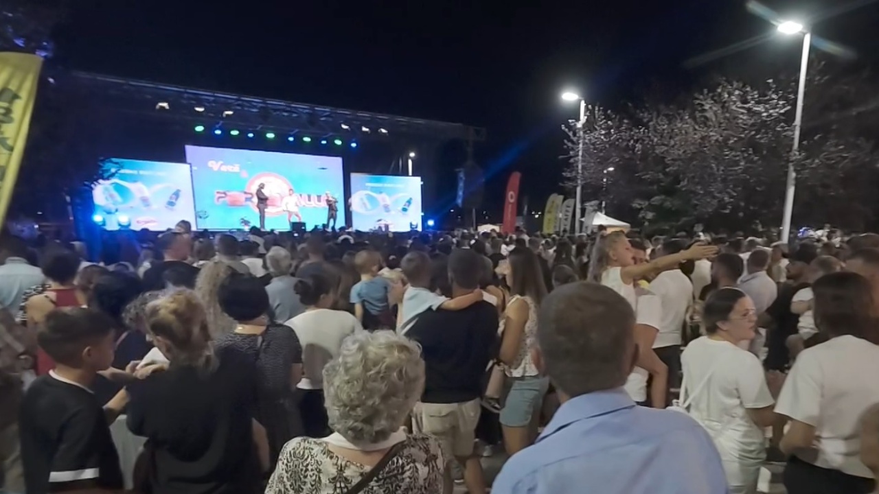 feste-me-vere-dhe-portokalle-humori-ndez-qytetin-e-belshit-trupa-e-portokalli-mbush-shetitoren-buze-liqenit