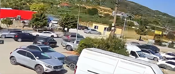 po-varroste-kusheririn-hajduti-i-futet-ne-makine-kengetarit-te-njohur-dhe-i-vjedh-parate