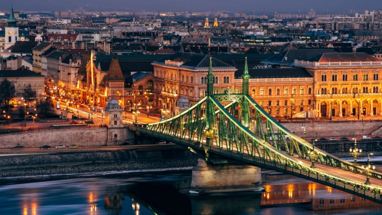 Vala ekstreme e të nxehtit/ Hungaria fik ndriçimin dekorativ në disa monumente ikonike të Budapestit, në një përpjekje për të kursyer energji