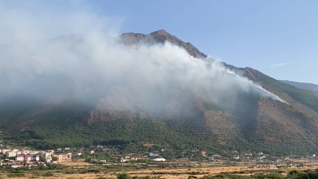 Zjarr pranë banesave në fshatin Vajkal të Bulqizës, tymi i dendur mbulon zonën, kërkohet ndërhyrje e menjëhershme