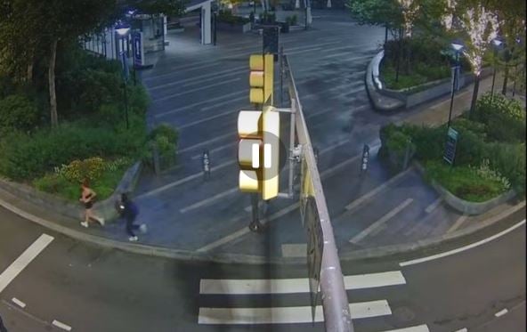  A je gati të vdesësh   Burri me maskë kukulle terrorizon banorët e Filadelfias  policia publikon pamjet