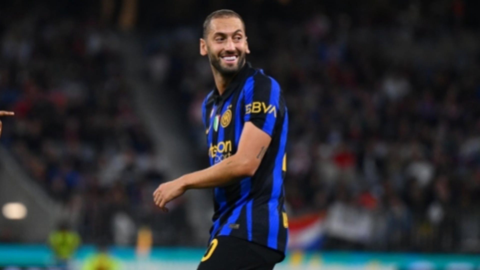 calhanoglu-i-premton-besnikeri-interit-qendroj-ketu-po-me-telefonuan-do-te-rinovoj