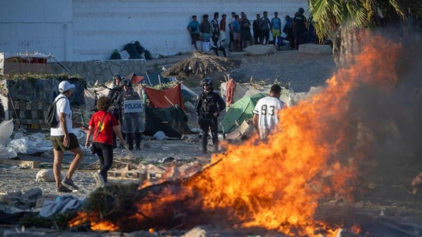 Përshkallëzohen tensionet në Spanjë/ Kaos në Ceuta, banorët bllokojnë ushqimet për emigrantët dhe i vënë flakën kampit
