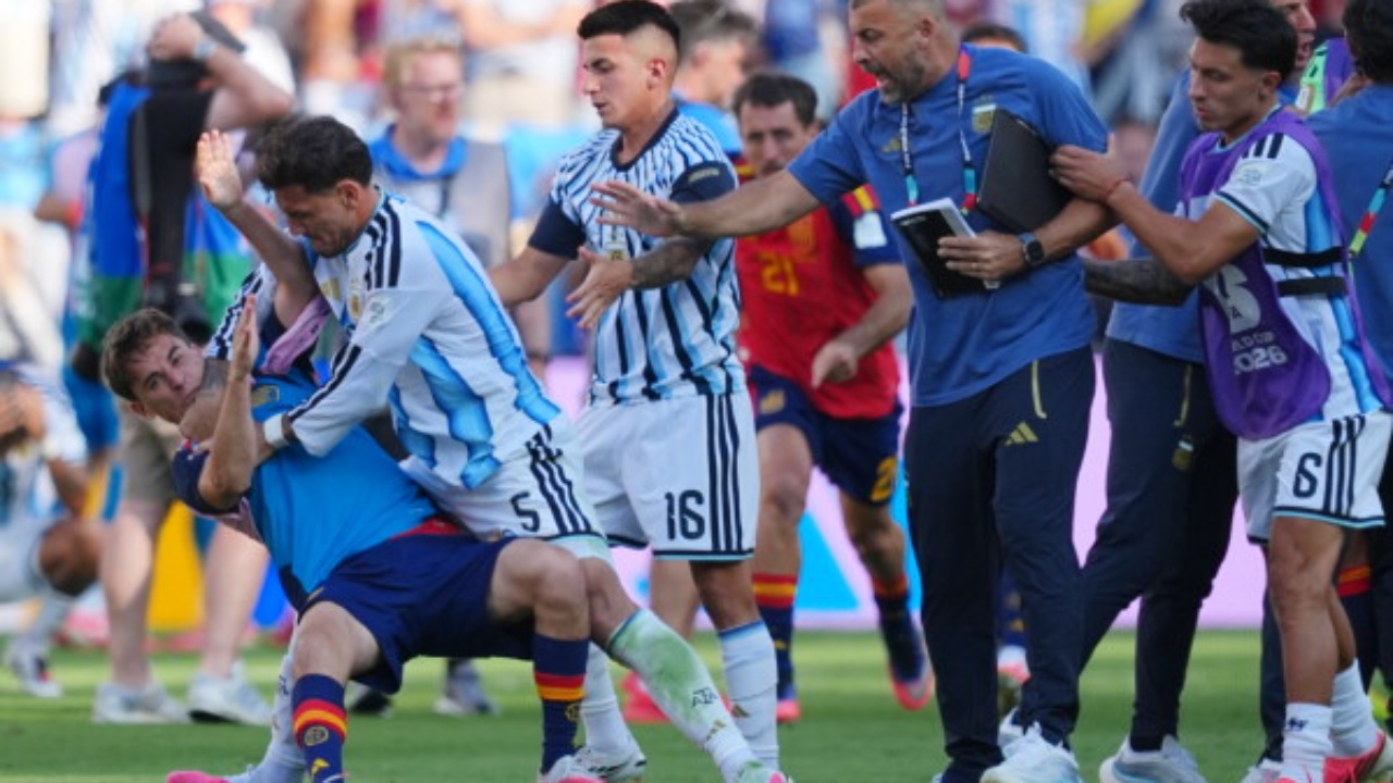 argjentina-e-peson-keq-nga-fifa-paredes-dhe-molina-marrin-pezullime-masive-mbyllet-gjysma-e-stadiumit