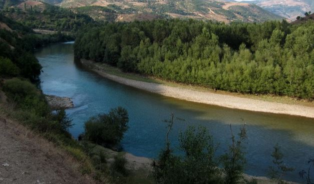 U futën për t’u larë në lumin Drin, rrjedha e ujit merr 5 të afërm/ 4 shpëtohen, kërkohet vajza 7-vjeçare