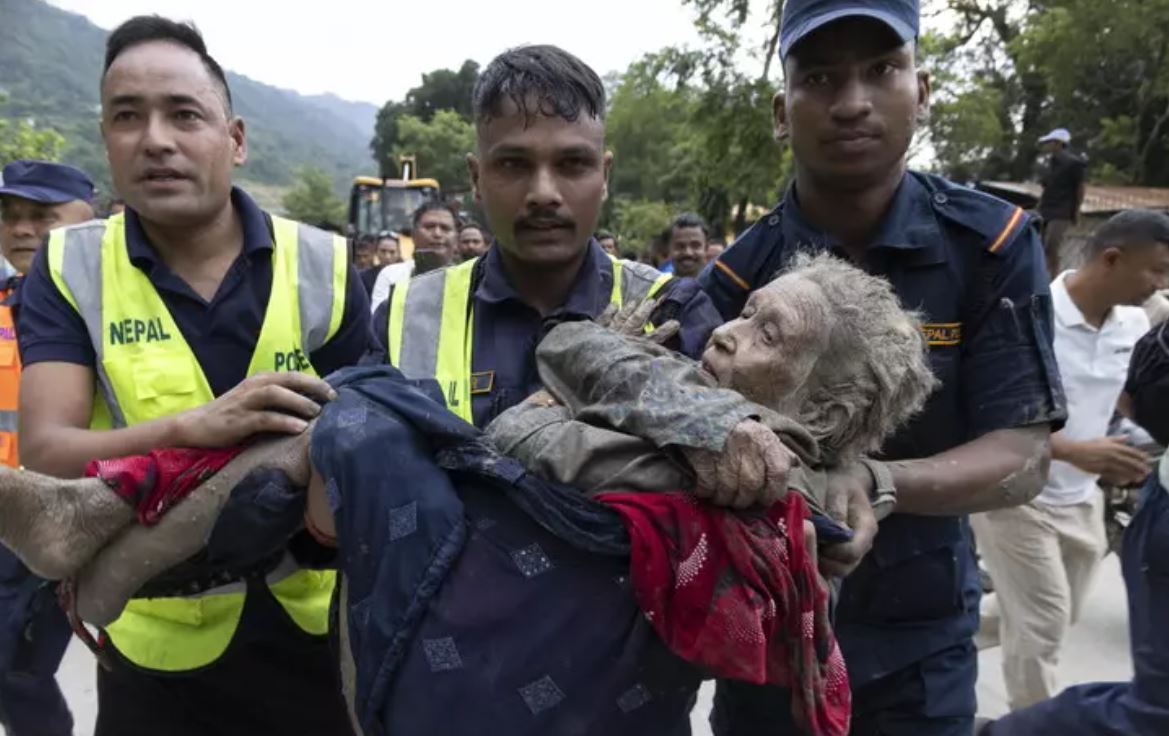 E mbuluar nga balta  94 vjeçarja nxirret e gjallë pas katastrofës  Fotografia simbolike e tragjedisë në Nepal