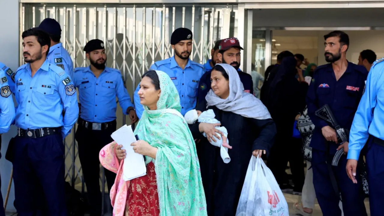 Zjarri që i mori jetën 14 të porsalindurve në Pakistan, zbulohet detaji tronditës: Dera e maternitetit ishte e kyçur, ekipet e shpëtimit u detyruan të…