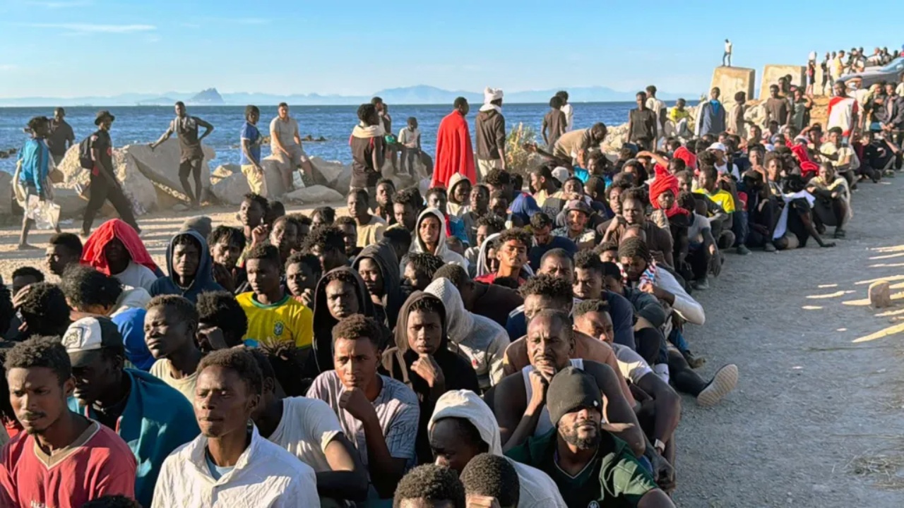 Përshkallëzohet përplasja Spanjë-Itali për emigrantët, Madridi vendos kontrolle kufitare