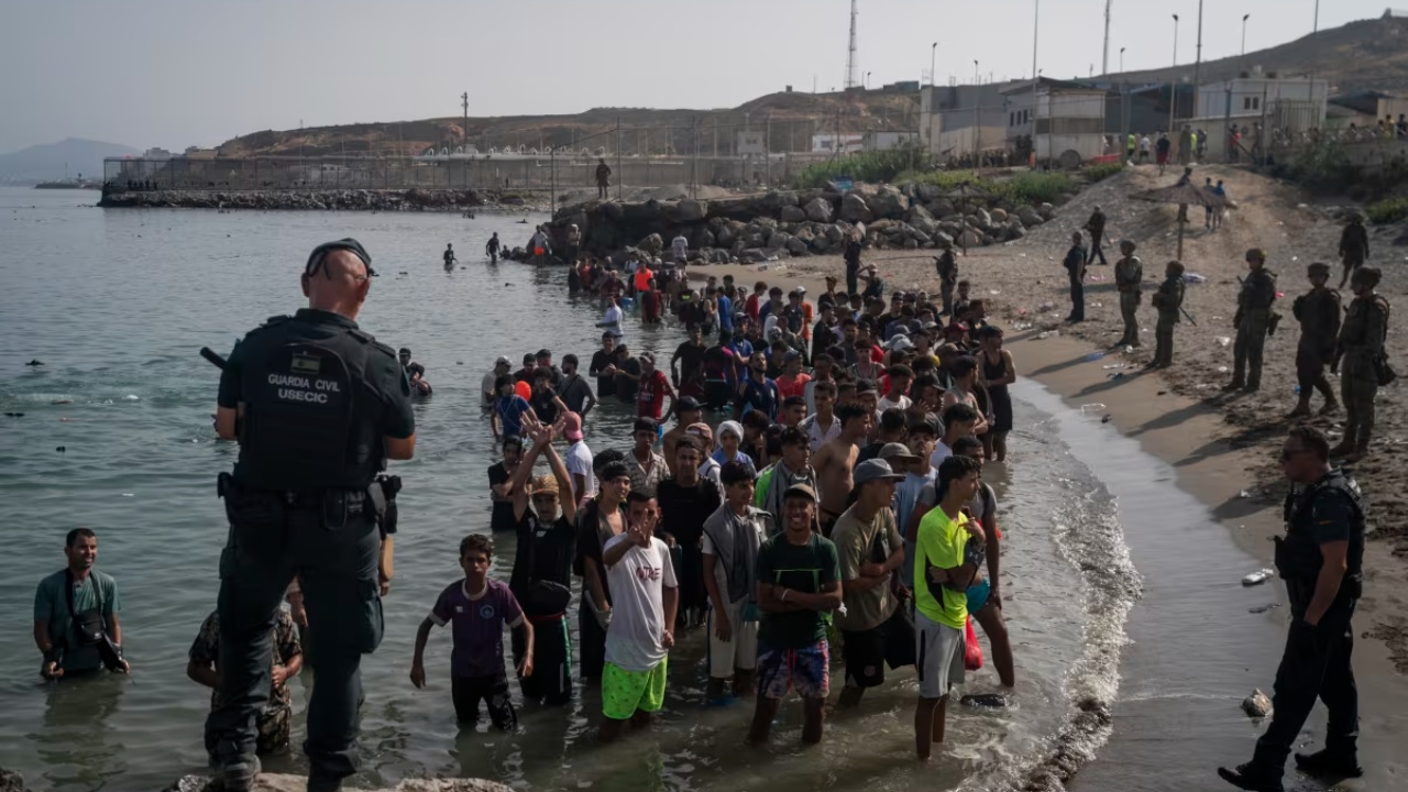 mbi-50-mije-migrante-vershojne-drejt-ceutes-brenda-24-oresh-spanja-nxjerr-ushtrine-ne-kufi